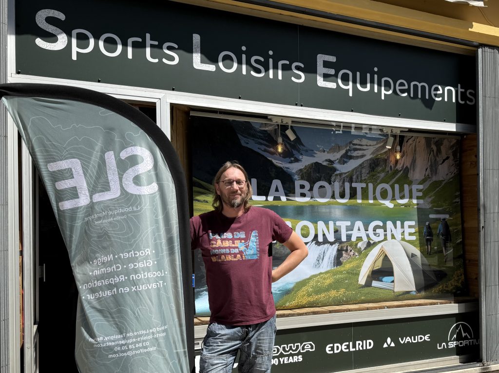 Lilian Minort devant le magasin Sports Loisirs Equipements