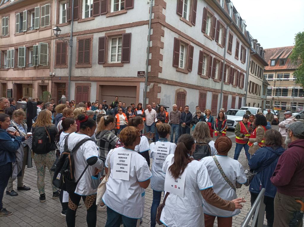 Une centaine de personnes a manifesté aux côtés de la CFDT et de la CGT pour dénoncer l'arrêt des interventions sport et musique dans les écoles de Belfort, ce jeudi 4 juin 2026.