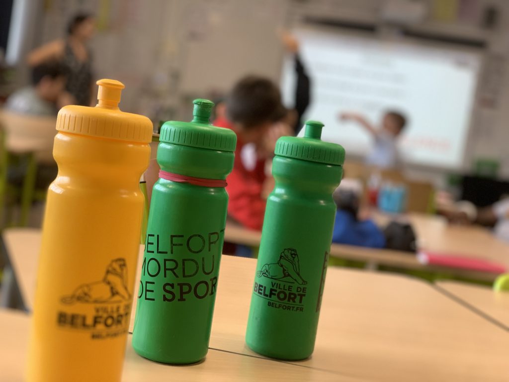 Gourdes offertes aux écoliers de Belfort, floquées à l'effigie de la Ville de Belfort avec le slogan : "Belfort mordu de sport".