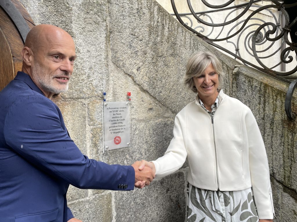 Anne de Laroullière, petite-fille du général De Gaulle, et Philippe Eggertswyler, maire de Porrentruy, ont dévoilé une plaque qui rappelle le lien entre De Gaulle et la ville suisse.