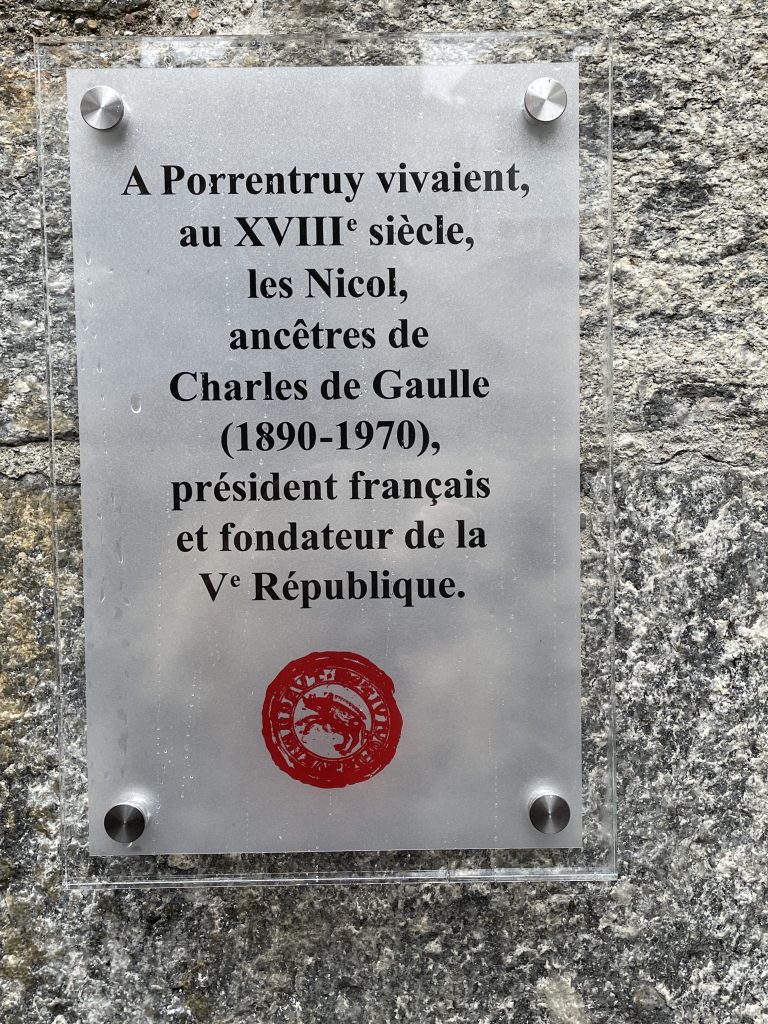 La plaque commémorative apposée sur la façade de l'Hôtel Dieu, à Porrentruy.