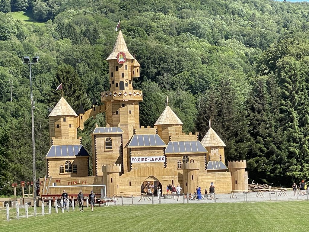 Pour ses feux de la Saint-Jean 2026, le FC Giro-Lepuix a construit une réplique du château de la Belle-au-Bois-Dormant.