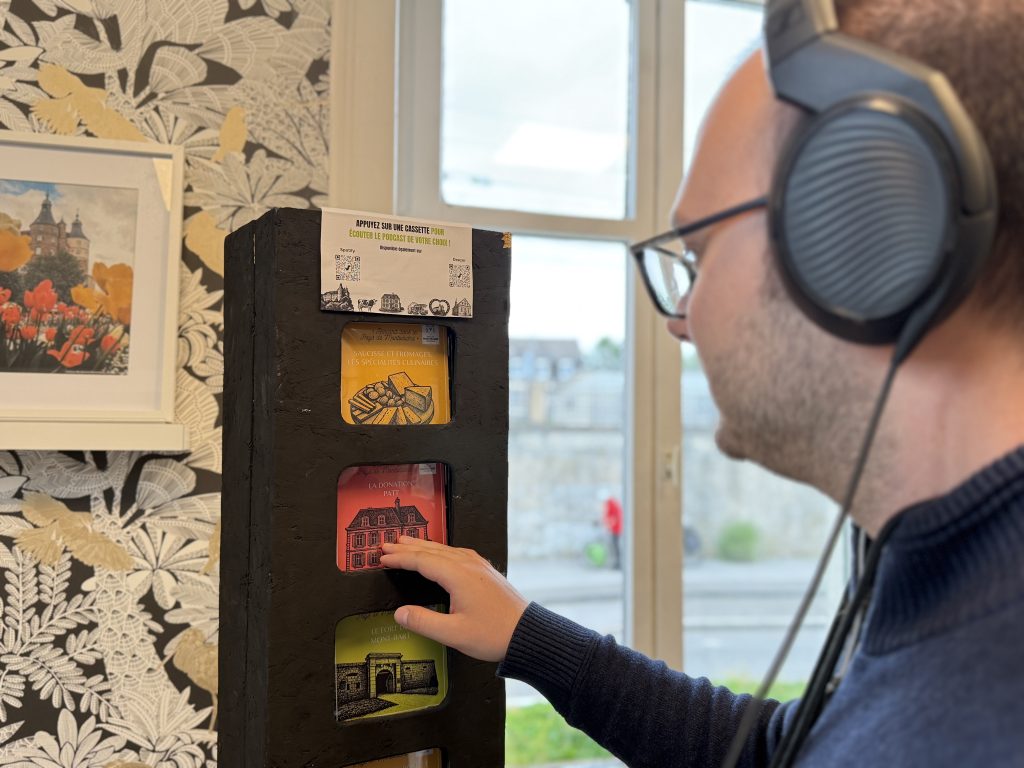 Découverte de la borne où les podcast sont diffusés.