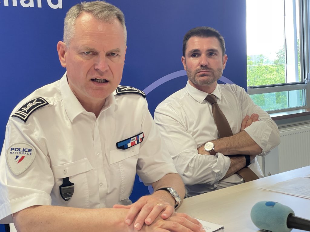 Laurent Perraut (à gauche) commissaire divisionnaire à la DIPN (direction interdépartementale de la police nationale) et le procureur de Montbéliard, Paul-Edouard Lallois, lors d'une conférence de presse le lundi 29 juin 2026, à Montbéliard.