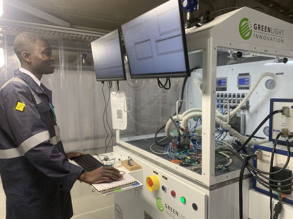 Banc d'essai d'un électrolyseur, au FC Lab, à Belfort.