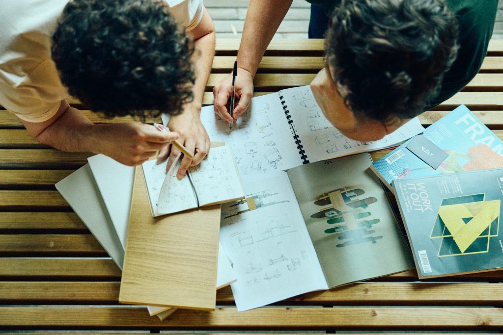 Louis Thibault et Antoine Gibert en train de réaliser des plans pour un design d'un meuble.
