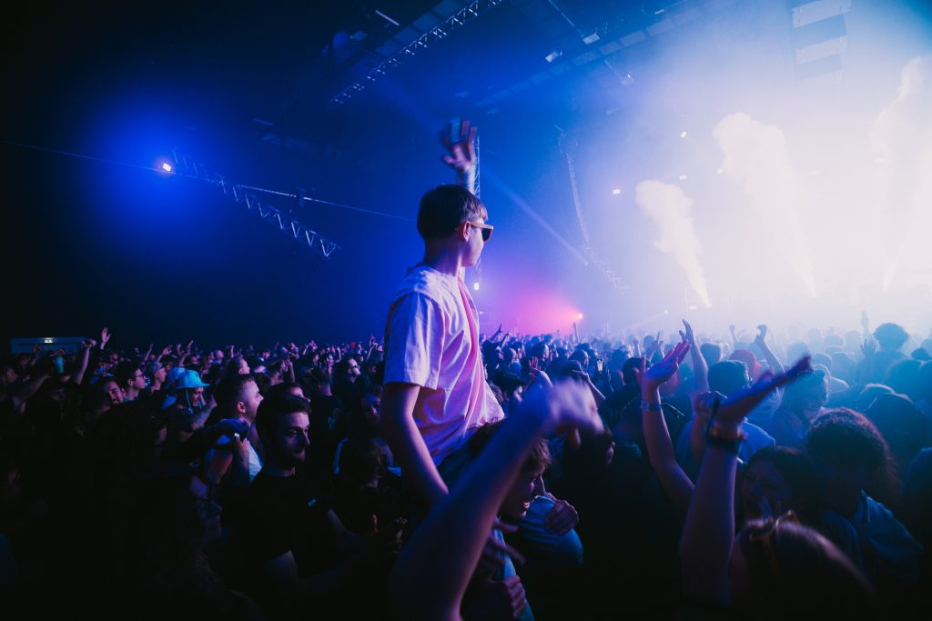 Des festivaliers réunit à l'Axone lors d'En résidence secondaire.