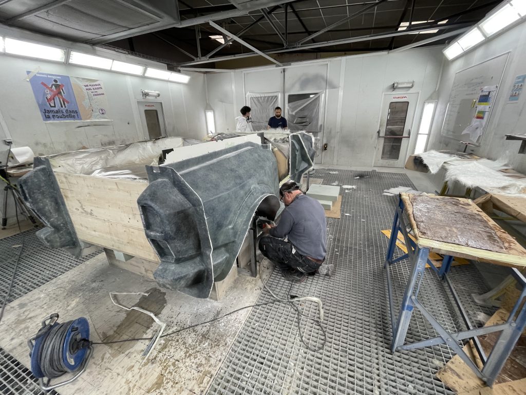 La cabine de matériaux composites où est préparé le moule du prochain proto Sbarro. Elle restera au lycée Tillon après le déménagement.