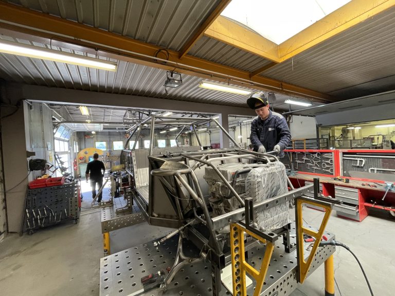 Le proto en cours de montage dans les locaux de l'école Sbarro en mai 2026.
