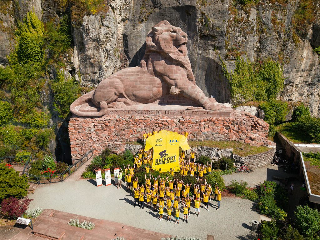 Le Lion de Belfort surplombant le maillot jaune du Tour de France.