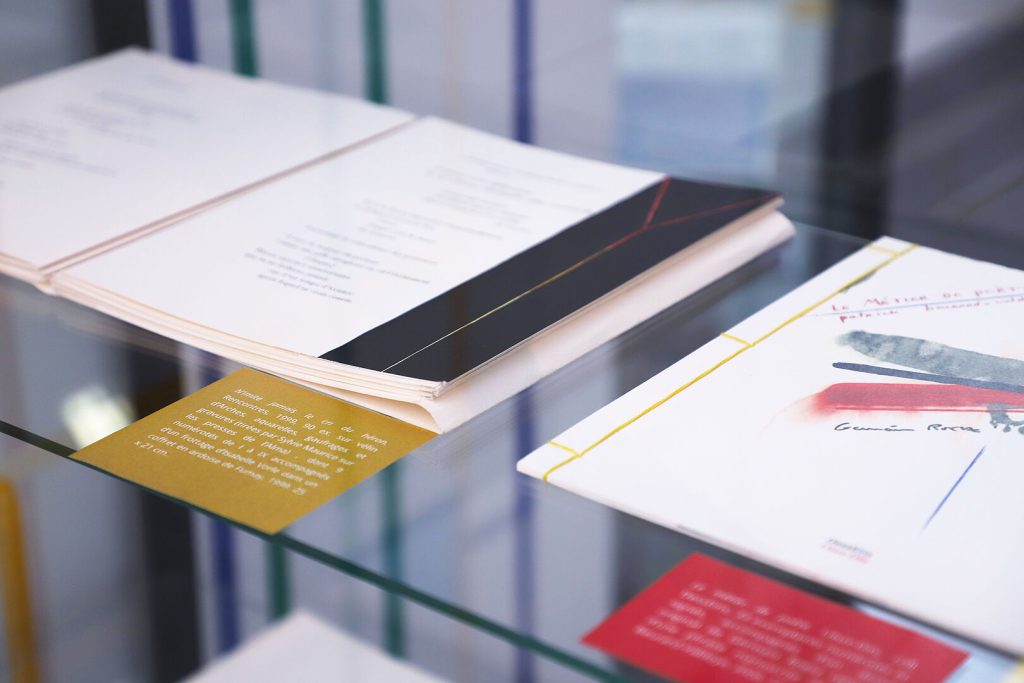 Une partie de l'exposition « Palette des mots : quand les couleurs racontent »