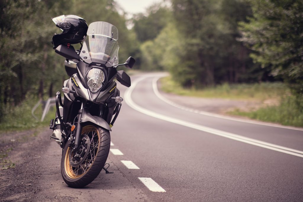 Une moto sur une route sinueuse.