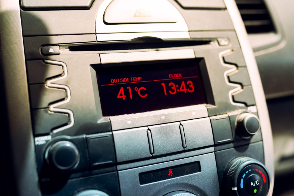 Thermomètre d'une voiture affichant 41 °C.