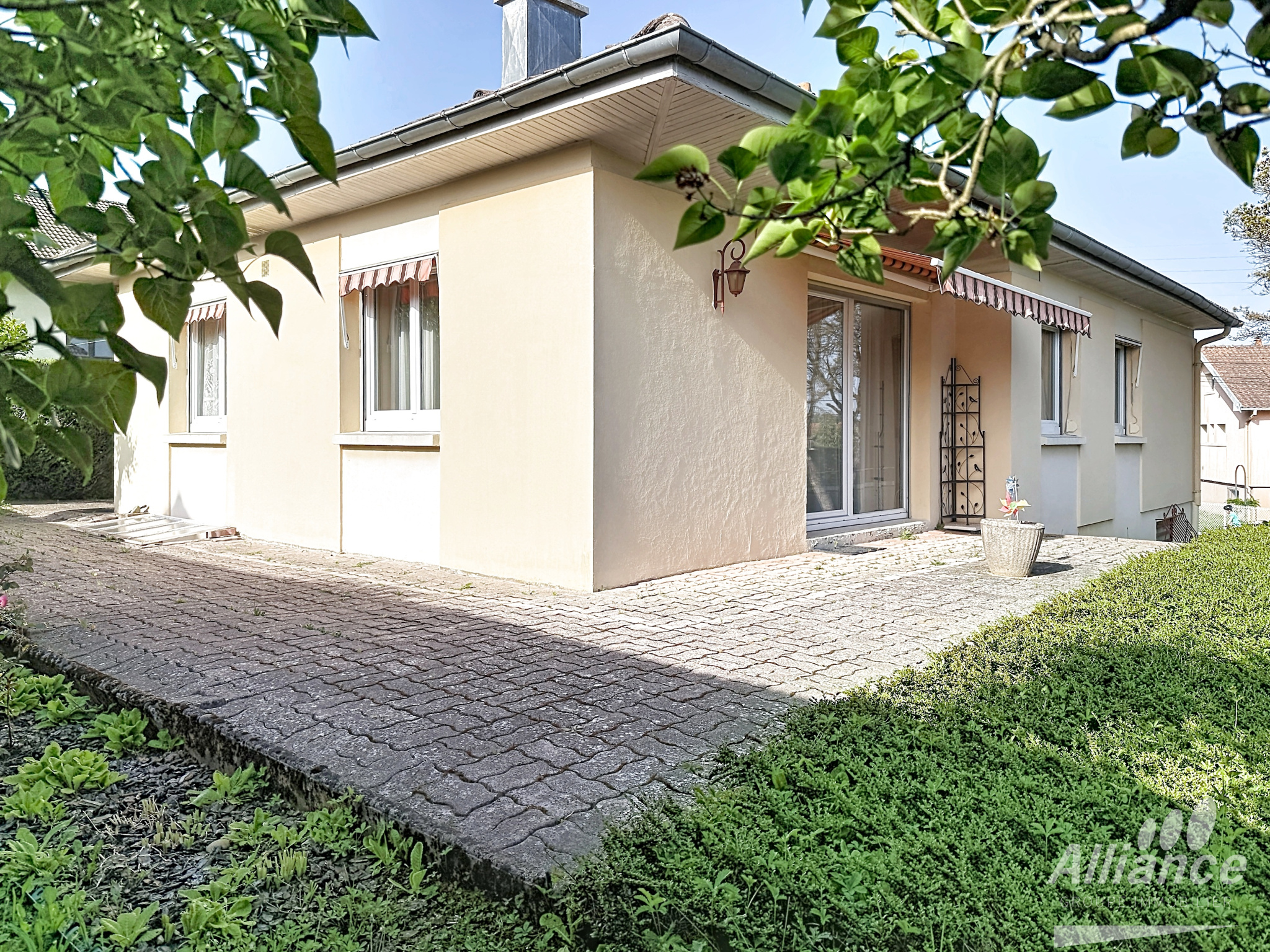 MAISON INDIVIDUELLE ENTRETENUE SUR SOUS- SOL AVEC BEAU JARDI