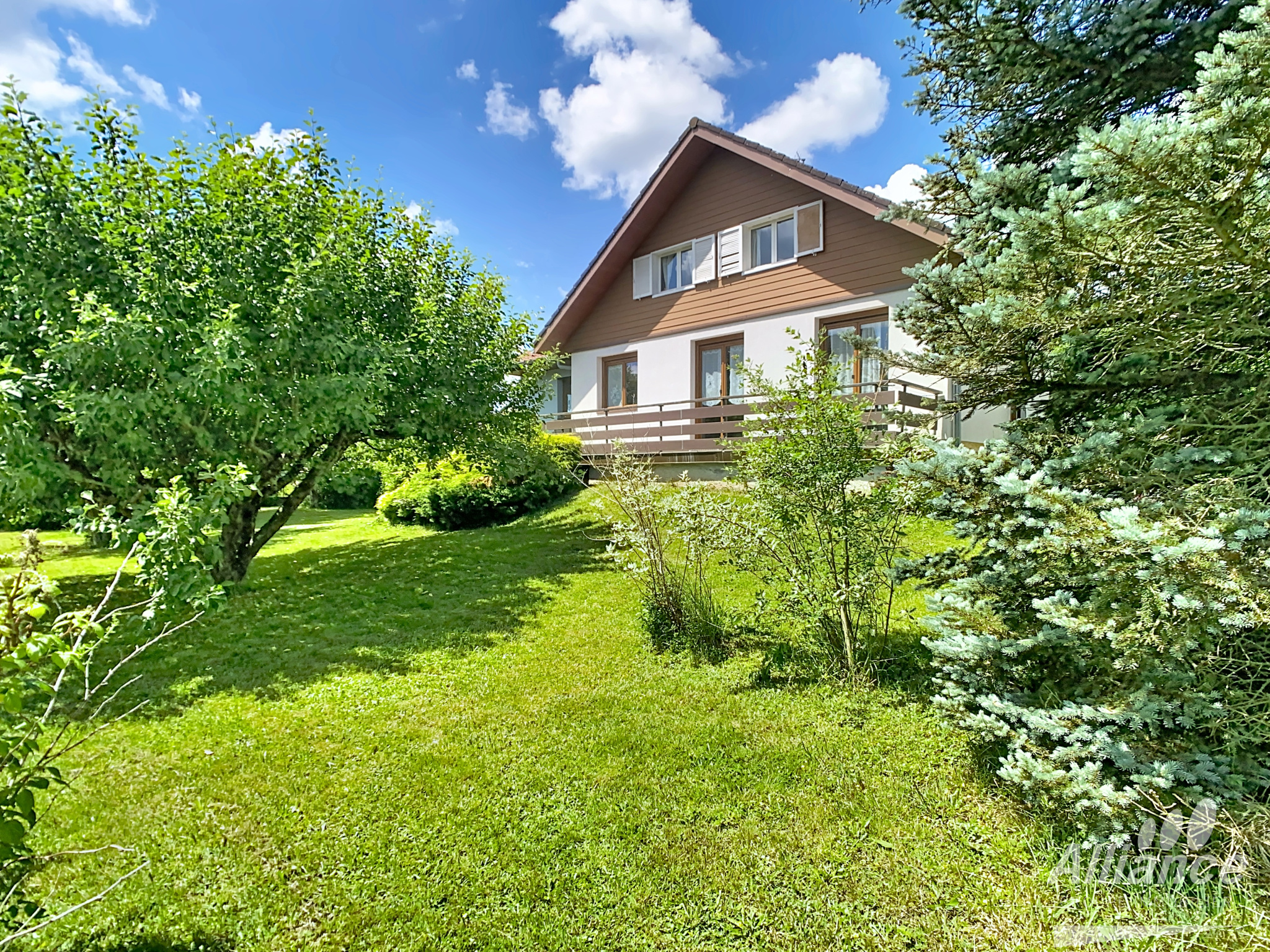 Maison 5/6 pièces ISSANS – Jardin clos et arboré, sous-sol