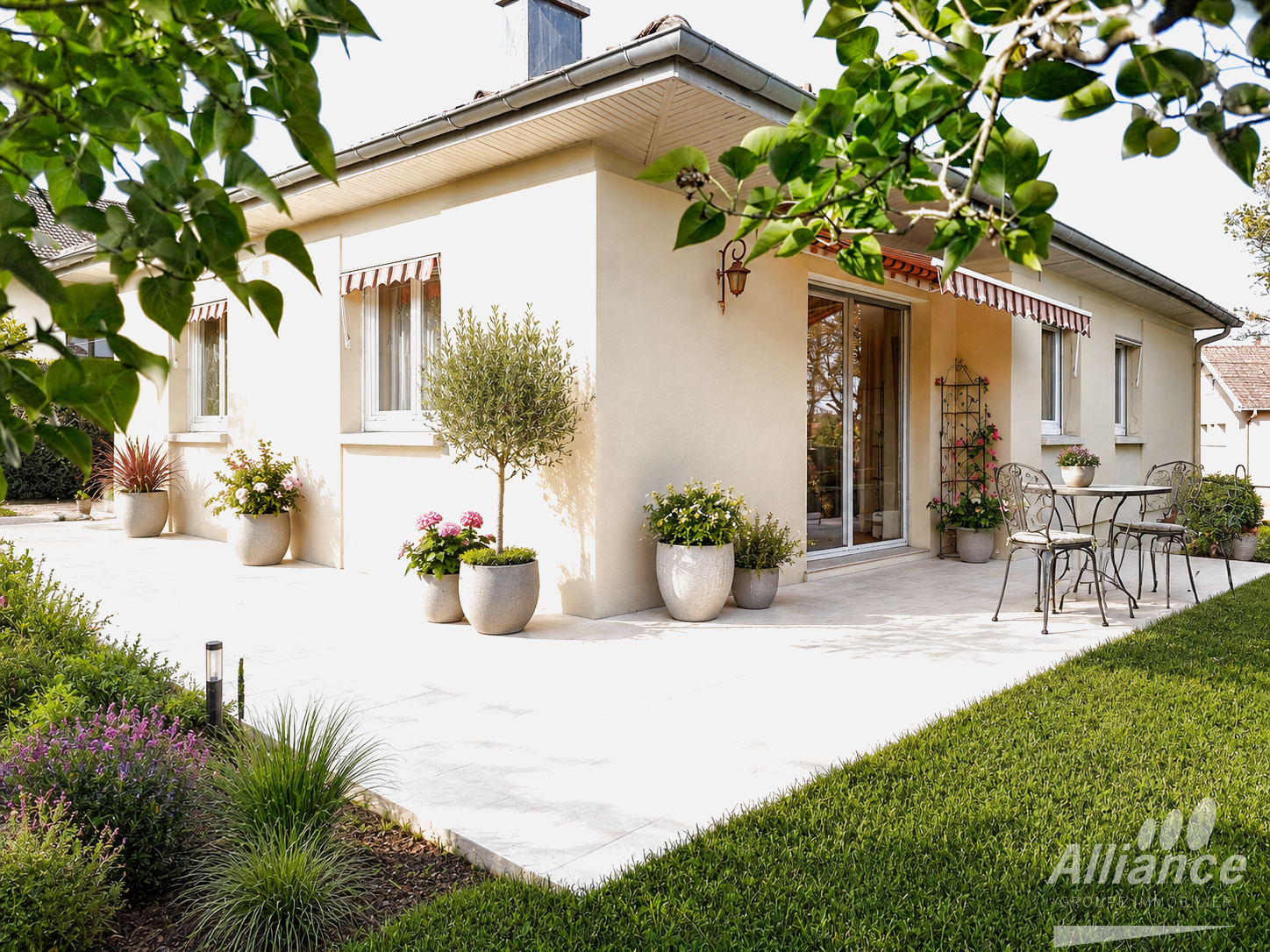 MAISON INDIVIDUELLE ENTRETENUE SUR SOUS- SOL AVEC BEAU JARDI