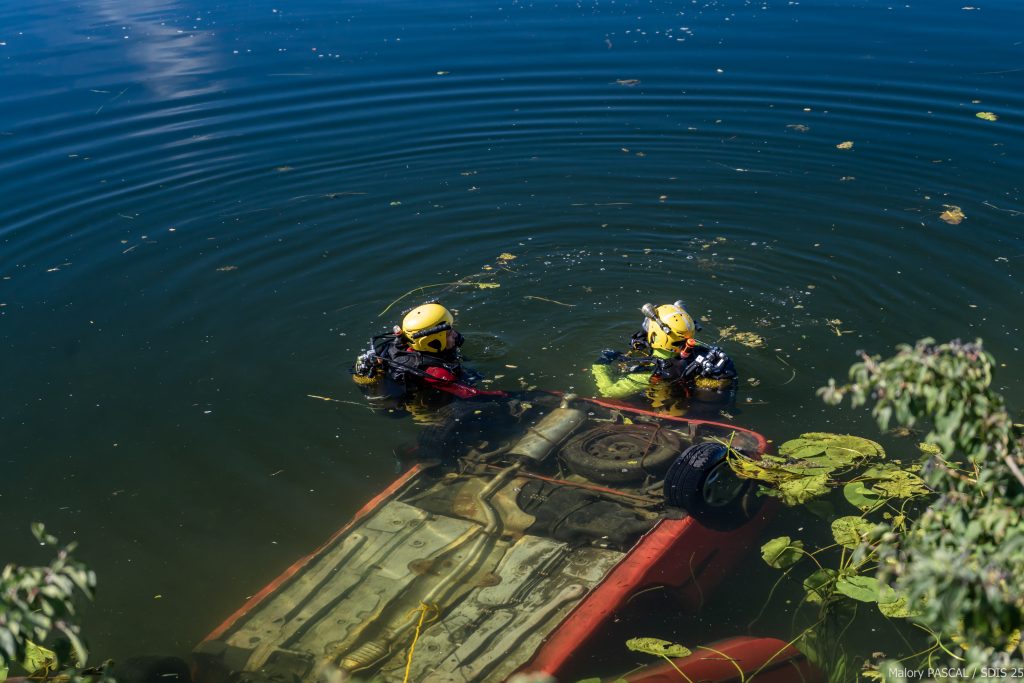 Les pompiers-plongeurs du Doubs intervenant à la suite d'un accident de voiture, tombée dans un canal.