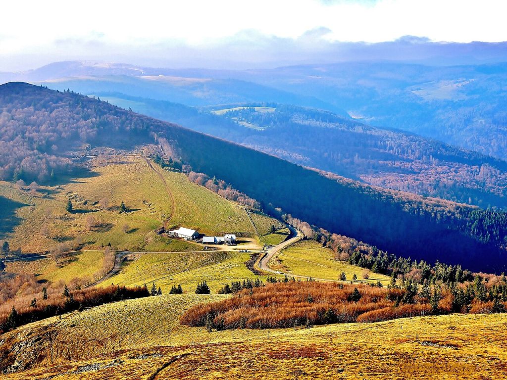 Le col du Haag, depuis le sommet du Grand Ballon.