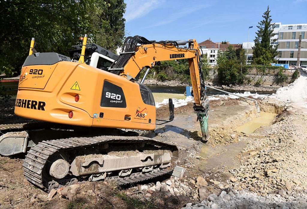 Chantier du passage des conduites du réseau de chaleur de Montbéliard, sous le lit de la rivière l'Allan, en juillet 2026.