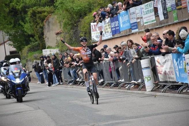 Coureur du CC Étupes, sur la ligne d'arrivée.