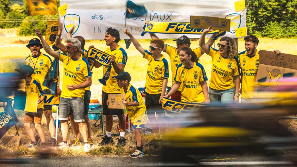 Le FC Sochaux-Montbéliard a dévoilé son maillot domicile 2026-2027 sur les routes du Tour de France.