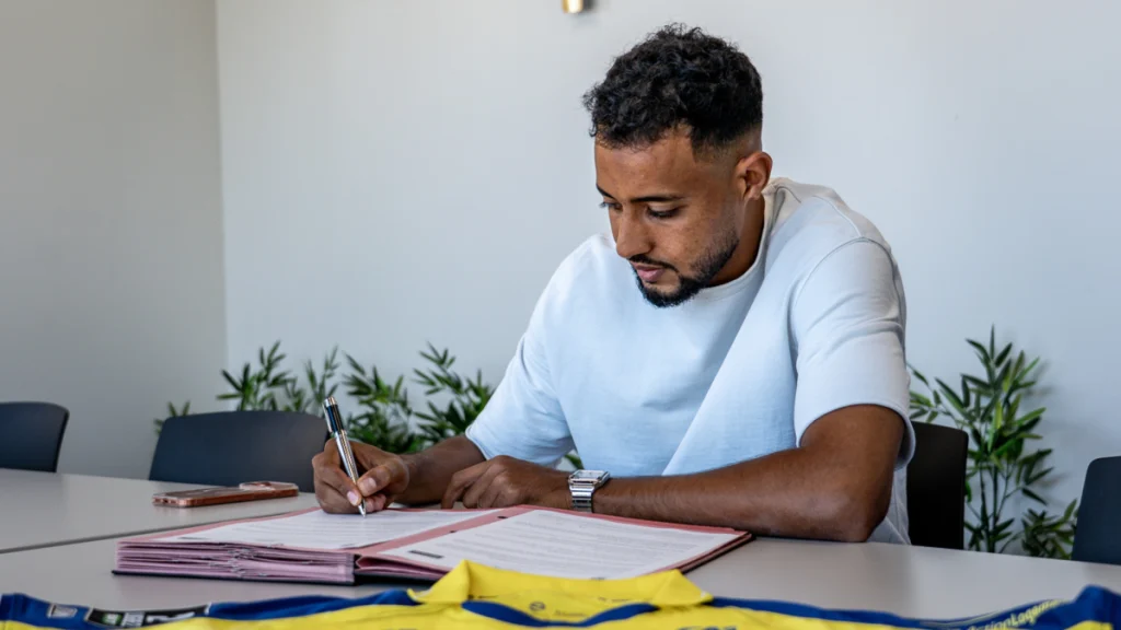 Saad Agouzoul a signé un contrat d'un an avec le FC Sochaux-Montbéliard, jusqu'en 2027.