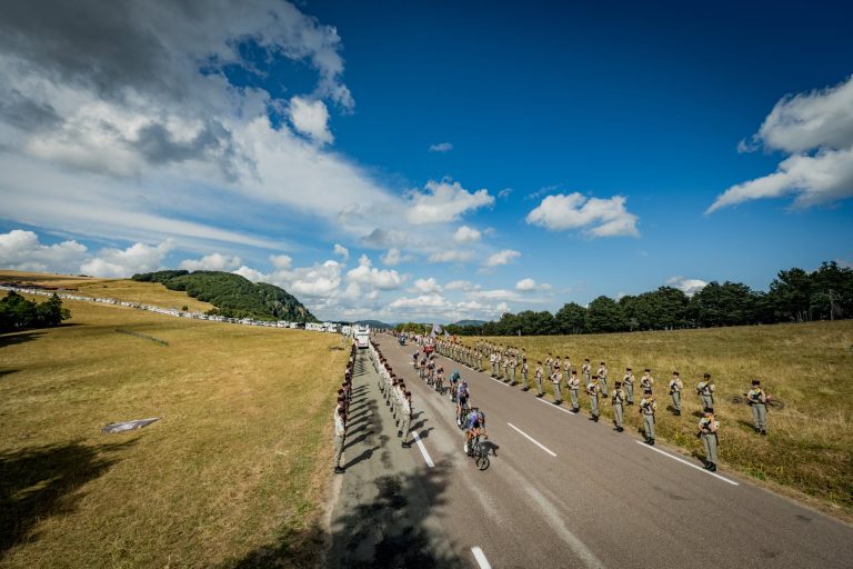 Les soldats du 35e régiment d'infanterie de Belfort et du 1er régiment d'artillerie de Bourogne ont fait une haie d'honneur aux coureurs du Tour de France lors de leur passage au ballon d'Alsace, le 17 juillet.