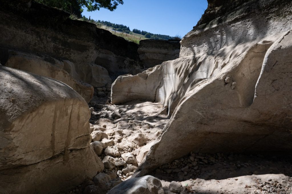 Le Doubs asséché près de la commune de la Ville-du-Pont, dans le haut Doubs.