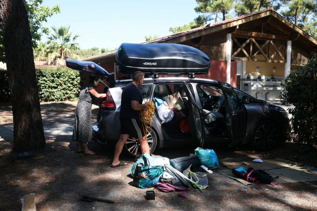 Des campeurs évacuent le camping de Lacanau (Gironde), face au Mégafeu qui sévit dans la région.