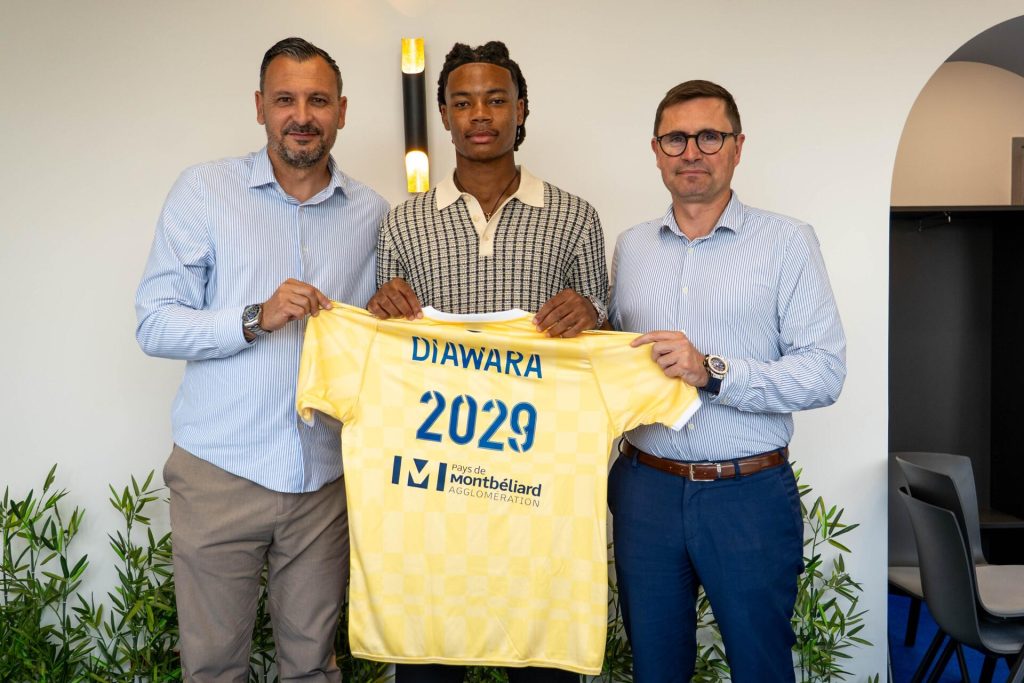 Bakary Diawara, entouré de Clément Calvez, président du FCSM (à droite) et de Julien Cordonnier, directeur sportif.