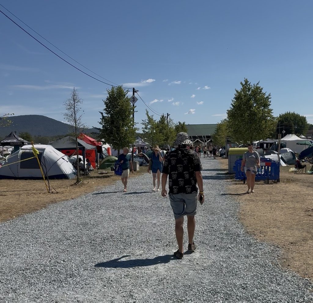 Les festivaliers se baladent dans les allées du camping.