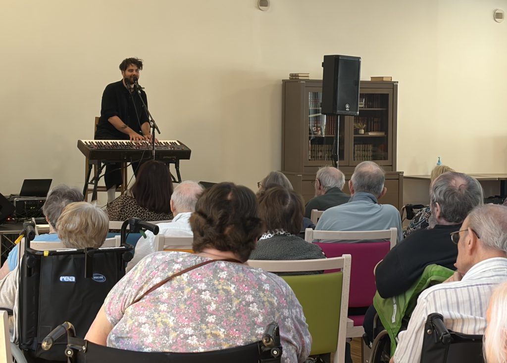 Mathis Akengin a joué devant les résidents de l'Ehpad de Bavilliers.