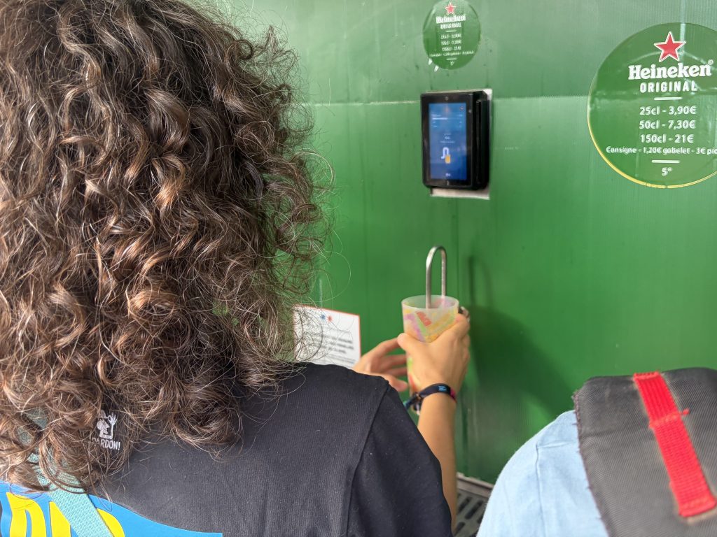 Un festivalier se servant une bière aux Eurockéennes.