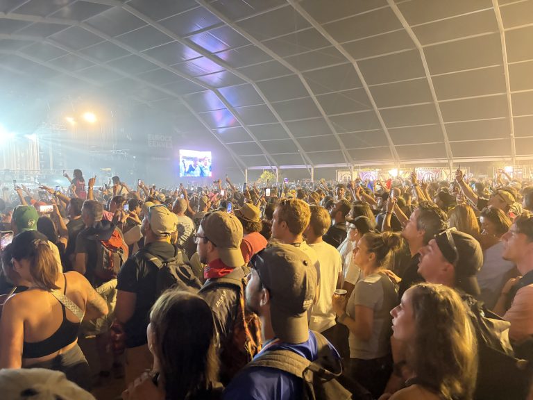 La foule encourage les Français depuis le site des Eurockéennes.