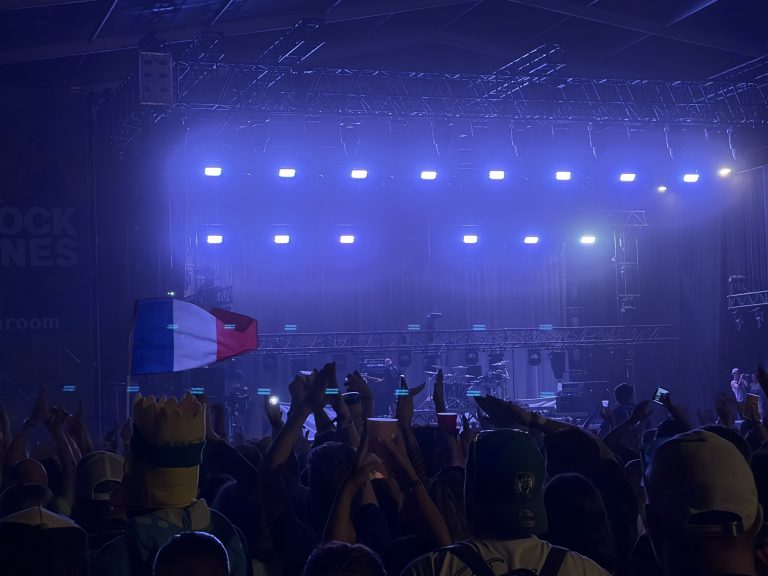 Le concert du groupe Enhancer a été décalé pour que la Green Room accueille le match.
