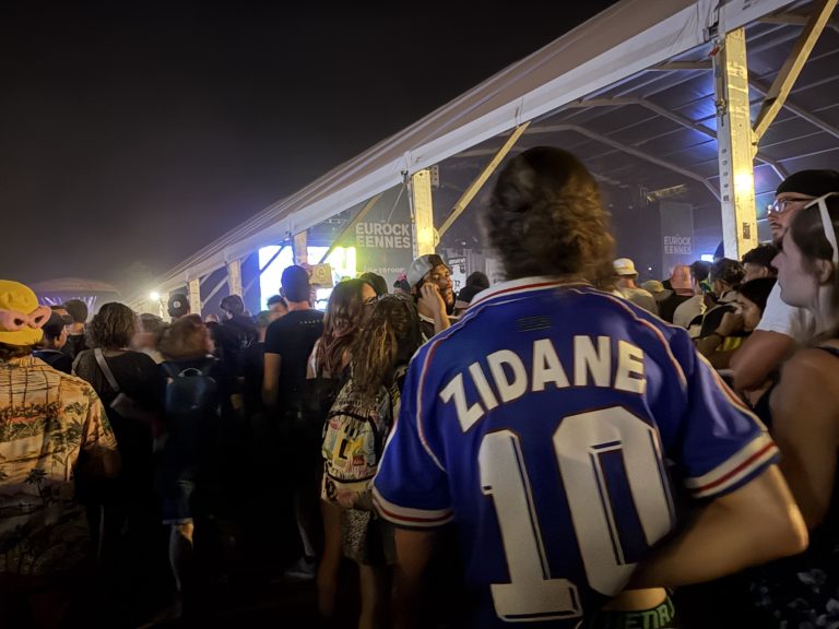 Une festivalière avec le maillot de l'équipe de France.
