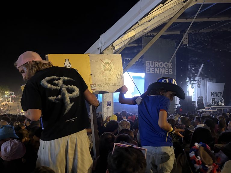 Des festivaliers sur les poubelles pour mieux voir le match.