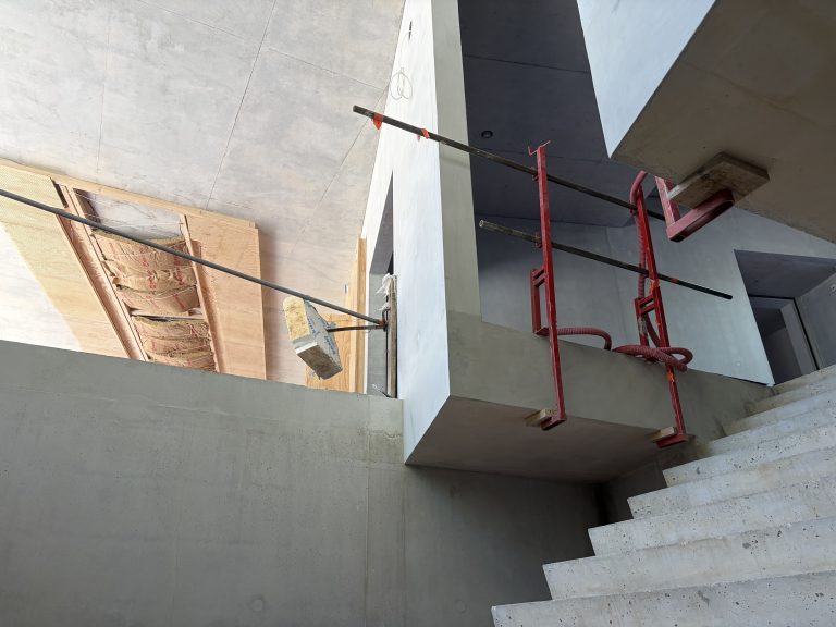 Le musée est un mélange de bois et de béton brut.