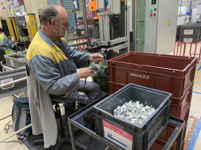 Activité de câblerie dans une unité de production de la fondation Pluriel, à Étupes.