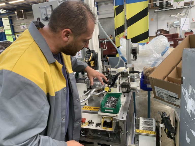 Romuald, 37 ans, assemble un Chiller, dans une usine de la fondation Pluriel, à Étupes, pour un véhicule produit par Stellantis.