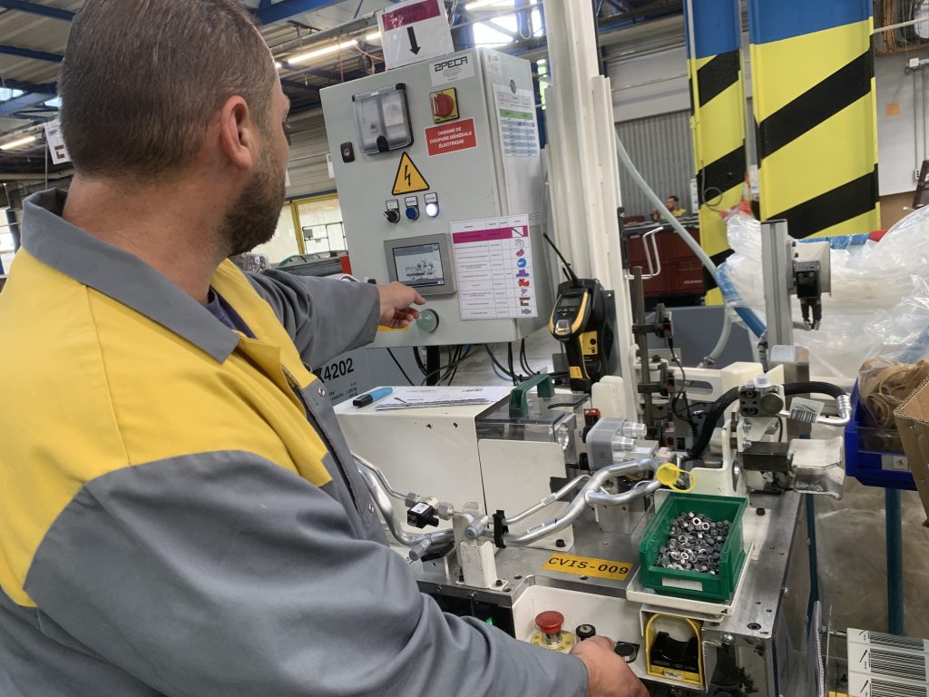 Romuald, 37 ans, assemble un Chiller, dans une usine de la fondation Pluriel, à Étupes, pour un véhicule produit par Stellantis.