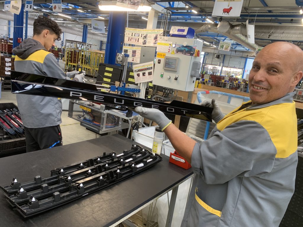 Assemblage de bandeau arrière de la Peugeot 3008, dans une unité de production de la fondation Pluriel, à Étupes.