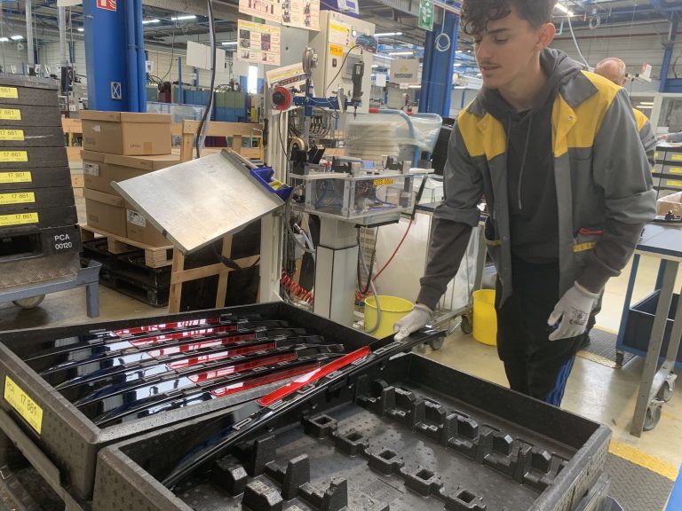 Assemblage de bandeau arrière de la Peugeot 3008, dans une unité de production de la fondation Pluriel, à Étupes.