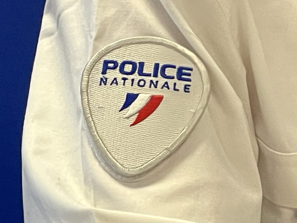 Un écusson de la police nationale.