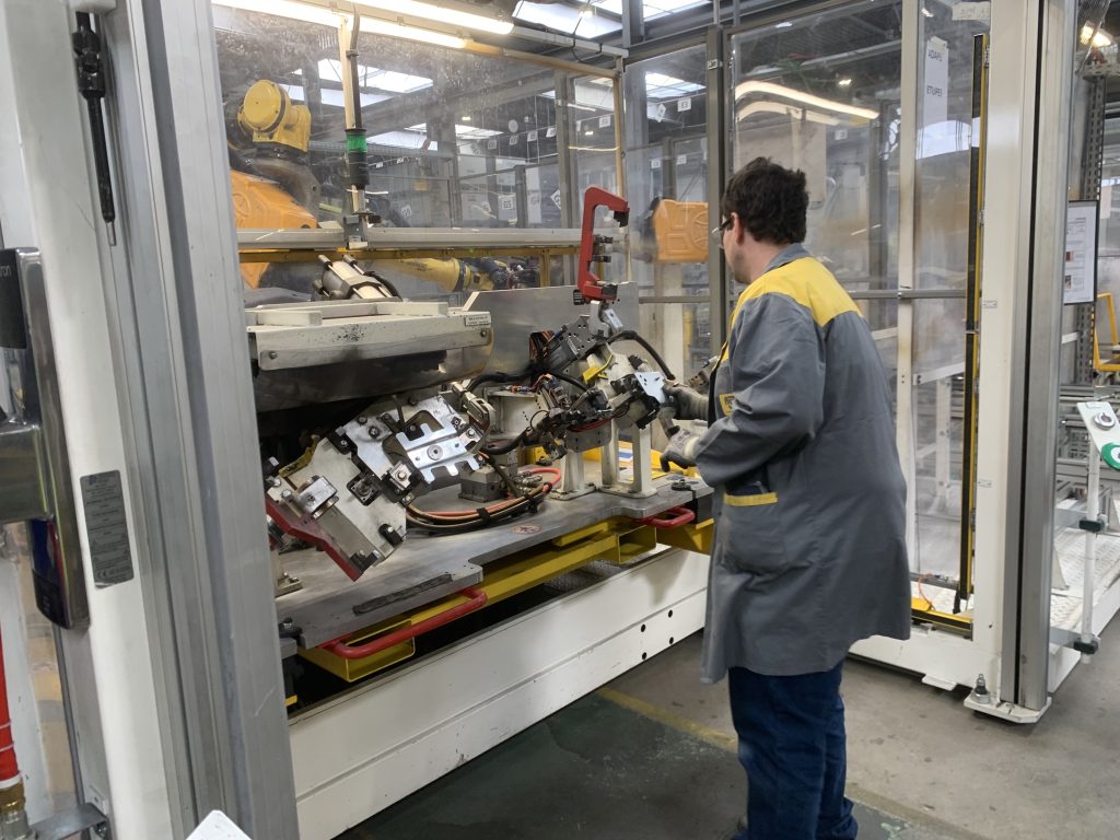 La fondation Pluriel a investi dans des robots pour continuer à pouvoir travailler pour Stellantis tout en cherchant à diversifier son activité.