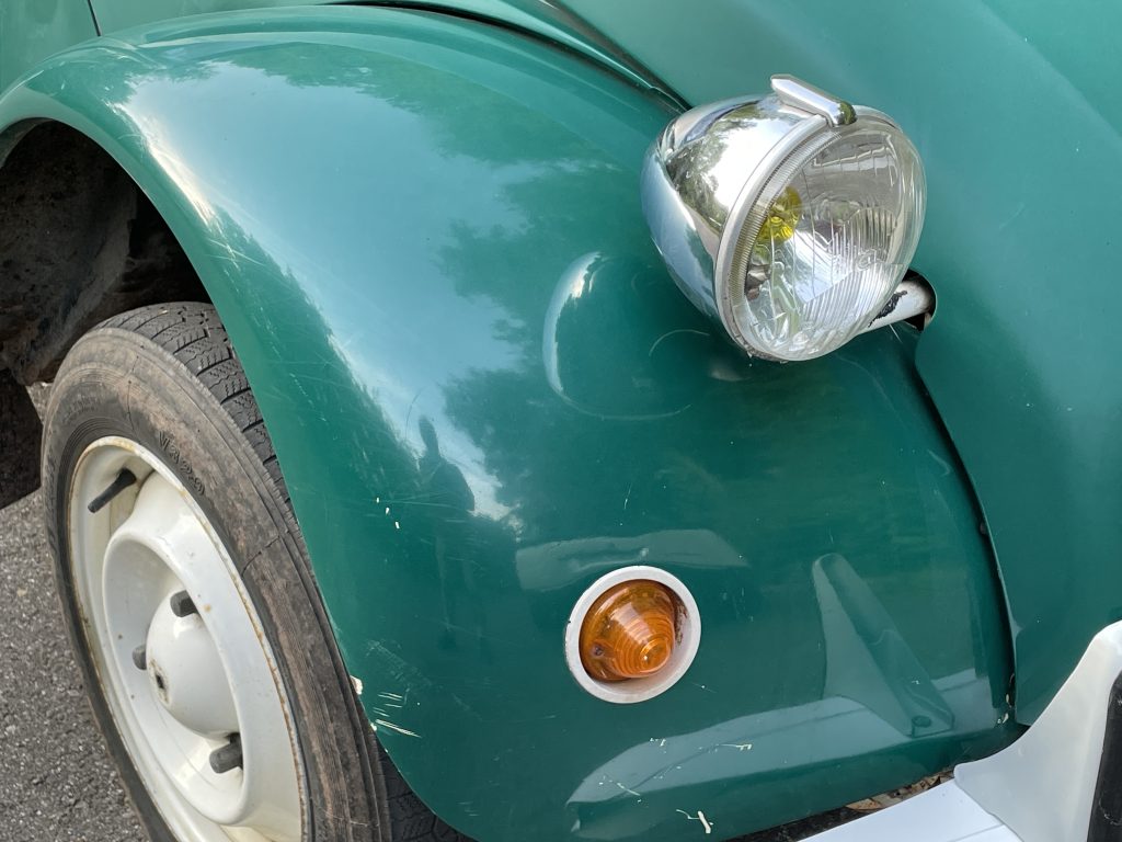 Une aile de Citroën 2CV avec son célèbre phare.