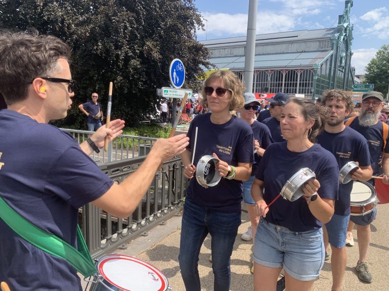 Une batucada a animé les rues de Belfort, pendant le passage du Tour de France le 17 juillet 2026. | ©Le Trois – Thibault Quartier