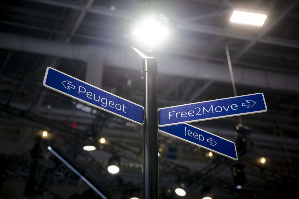 Signalétique de Stellantis avec Peugeot, Free2Move et Jeep, au CES de Las Vegas, en 2023.