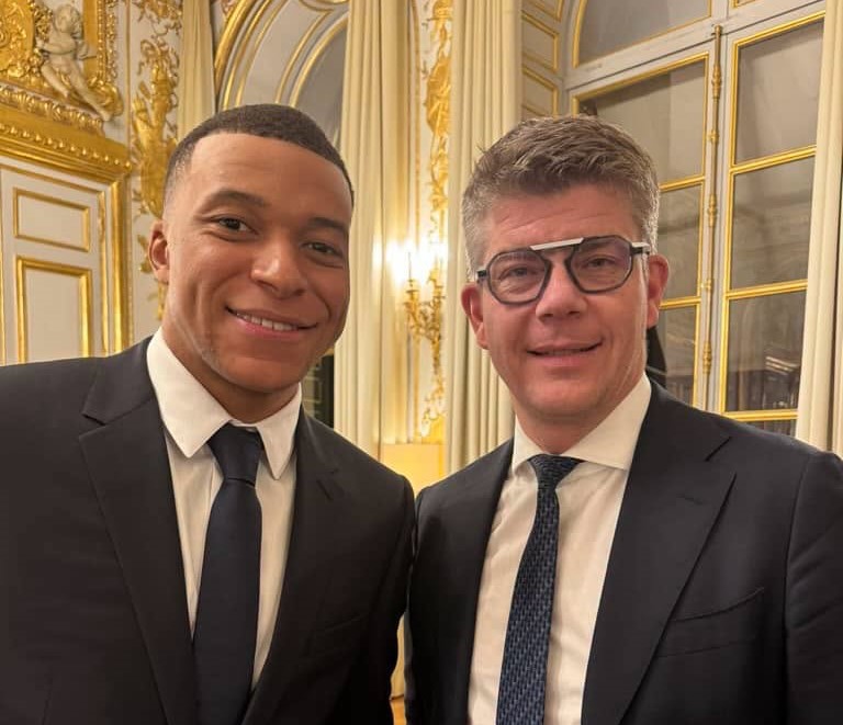 Le sénateur du Territoire de Belfort, Cédric Perrin, avec Kylian Mbappé, dans les salons du sénat.