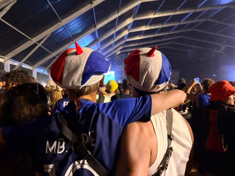 Deux supporters devant le match.